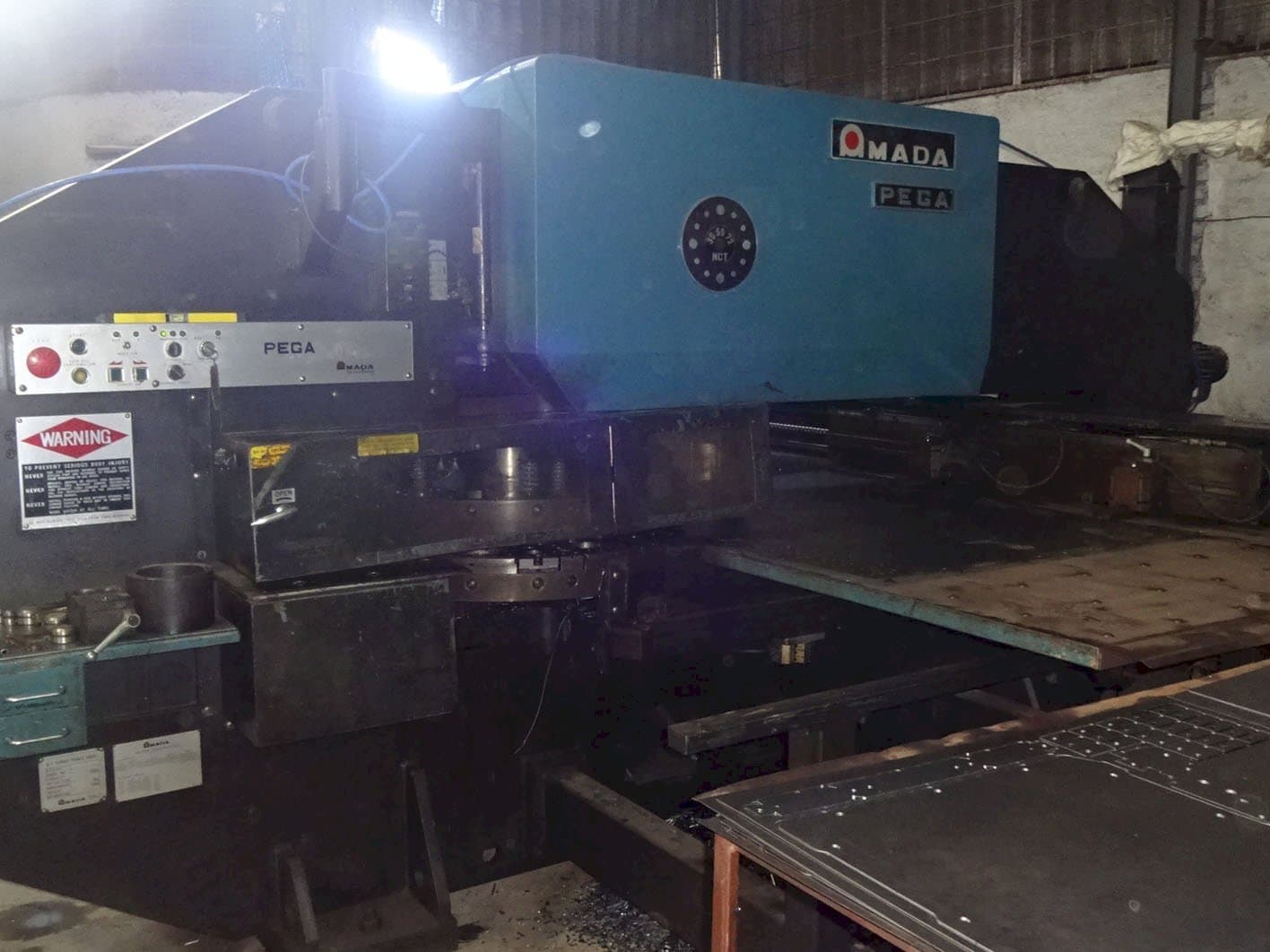 AMADA-maskinen sedd från vänsterPEGA 305072