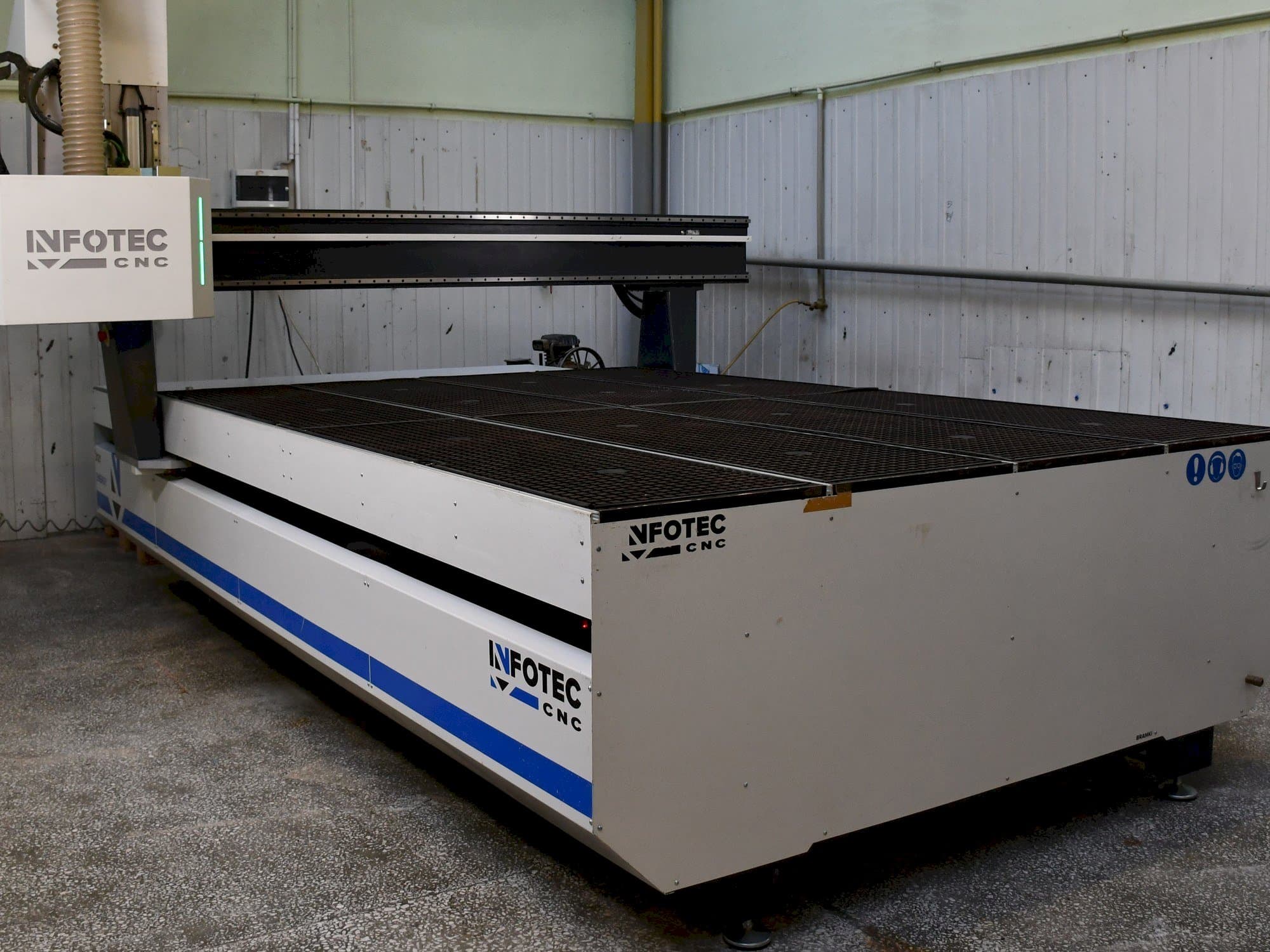 INFOTEC 3121 E-maskinen framifrån