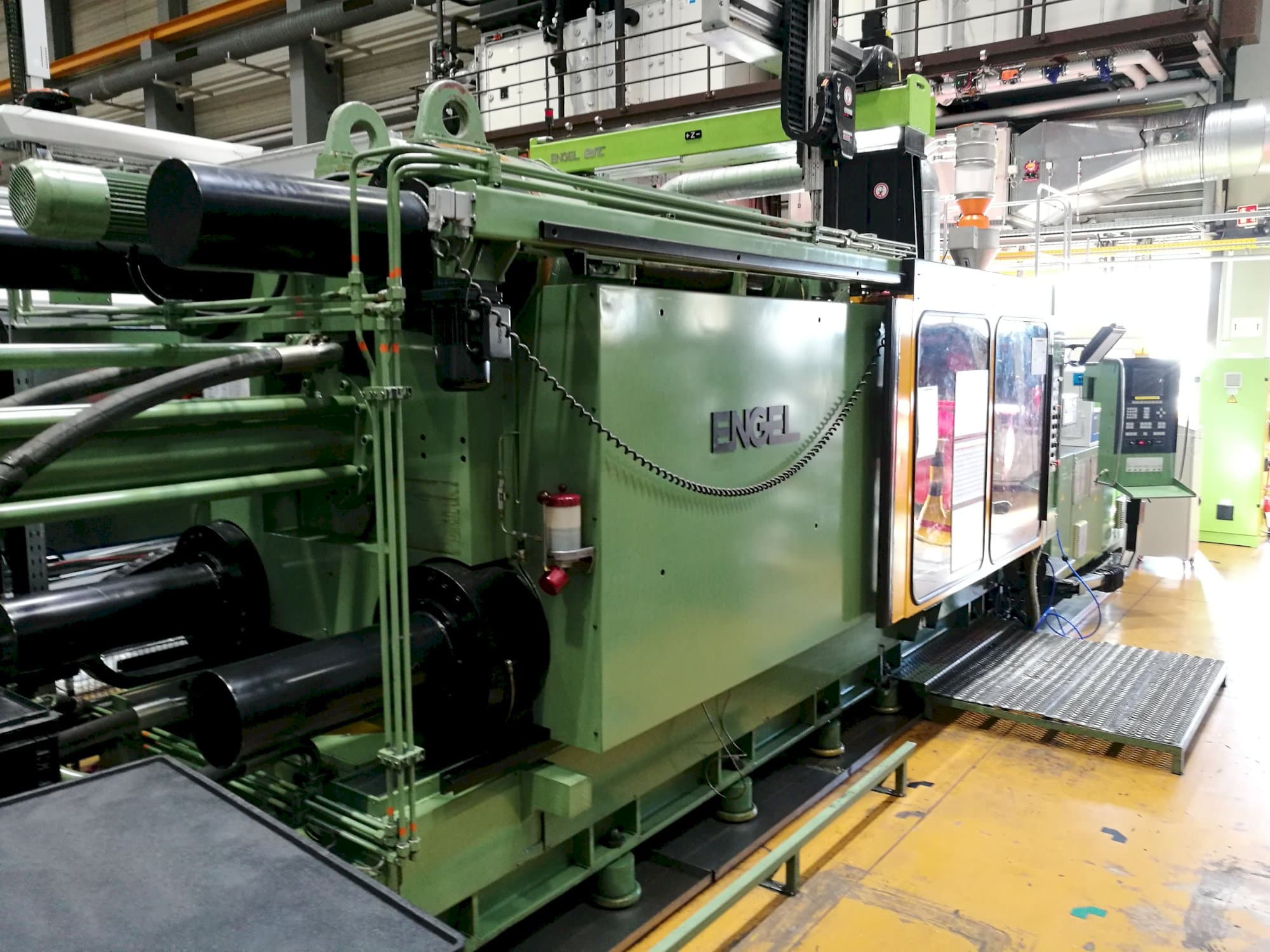 ENGEL-maskinen sedd från högerES 4400/800