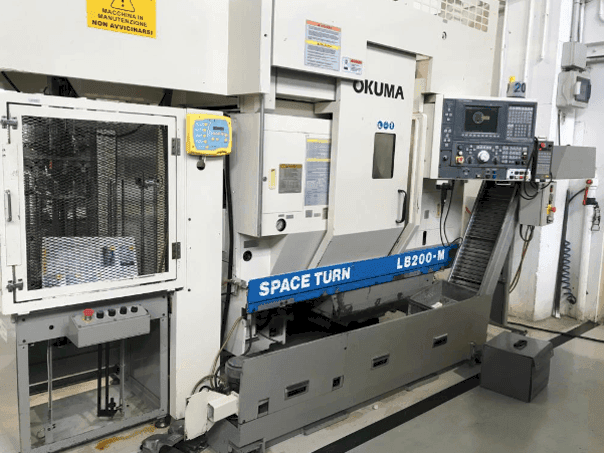 Okuma LB 200 M-maskinen framifrån
