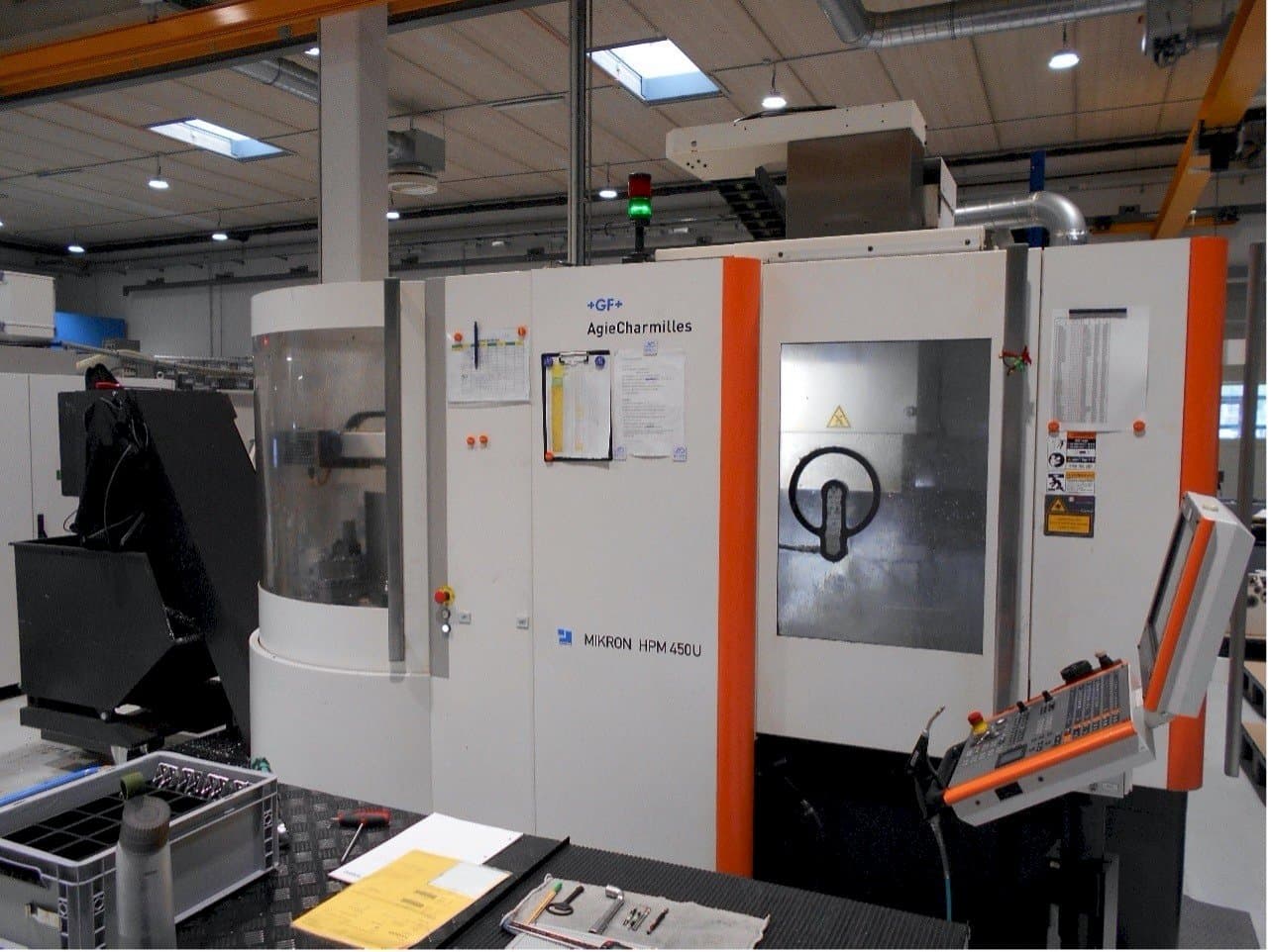 AgieCharmilles Mikron HPM 450U-maskinen framifrån