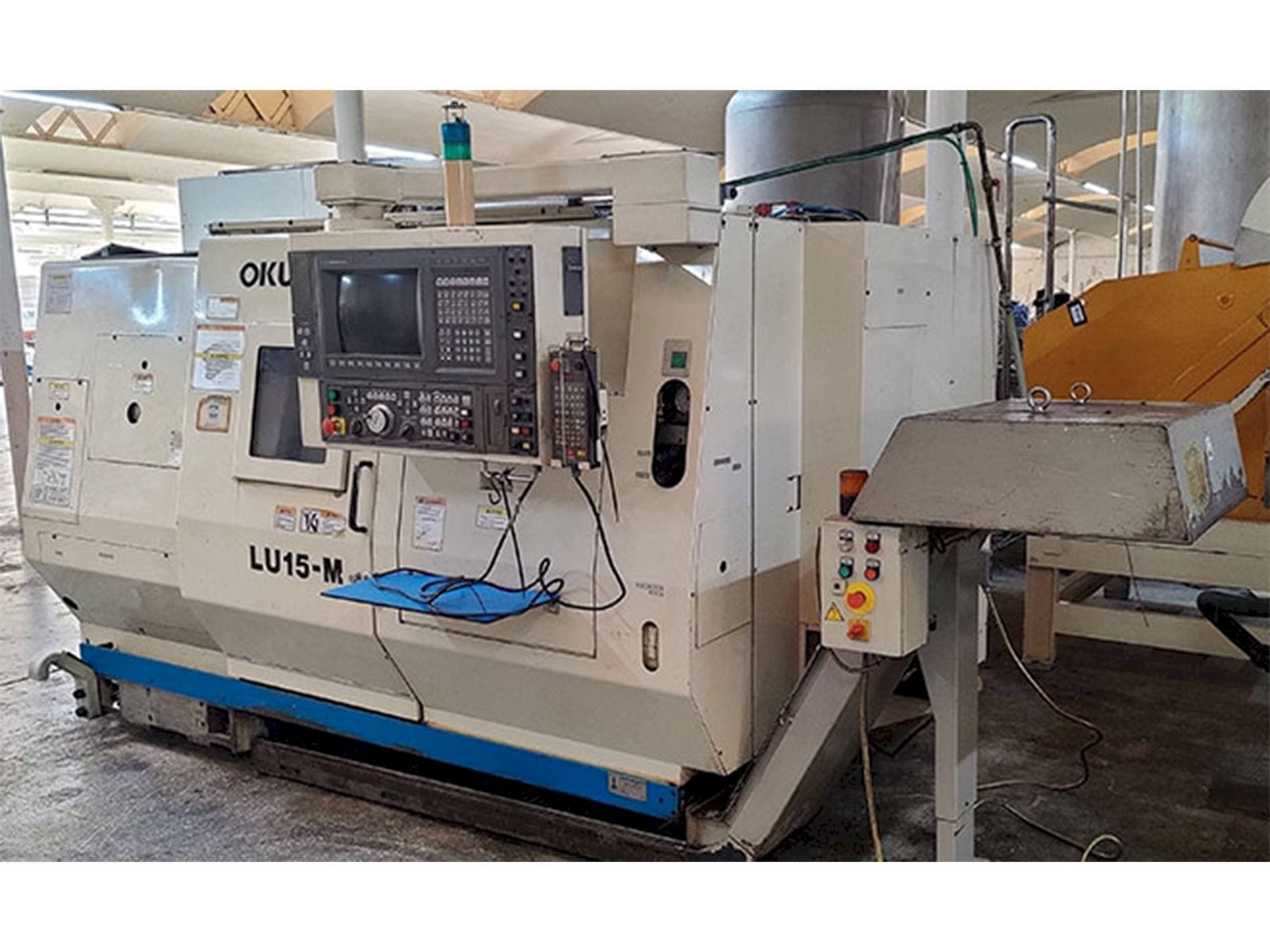 Okuma LU-15M-maskinen framifrån