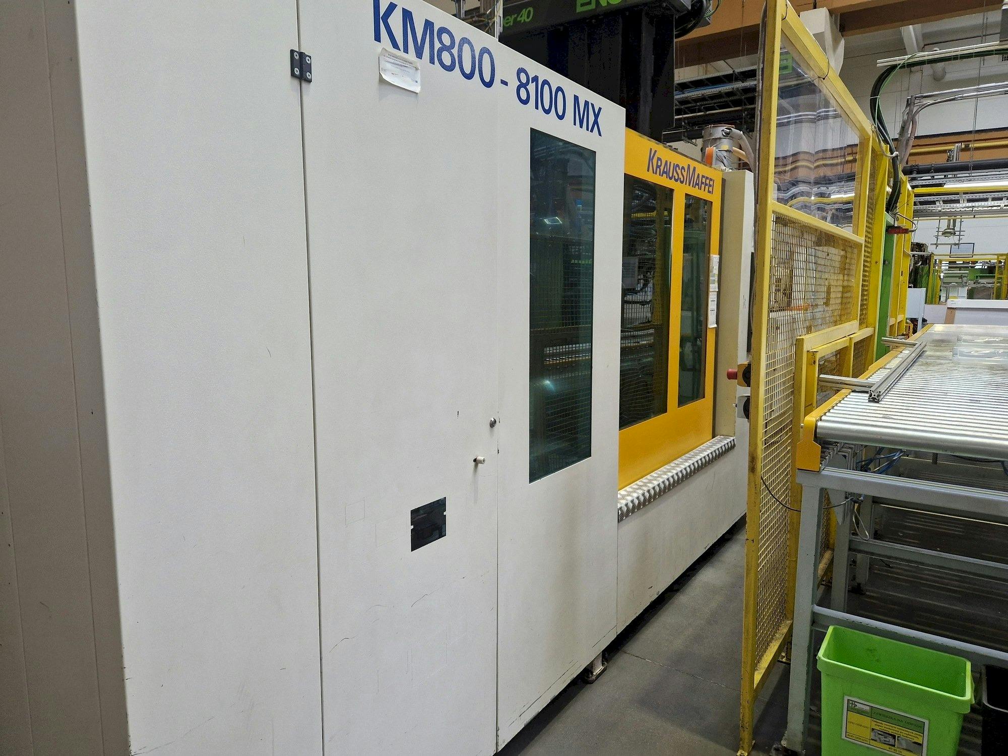 Krauss Maffei 800-8100 MX-maskinen sedd från vänster sida