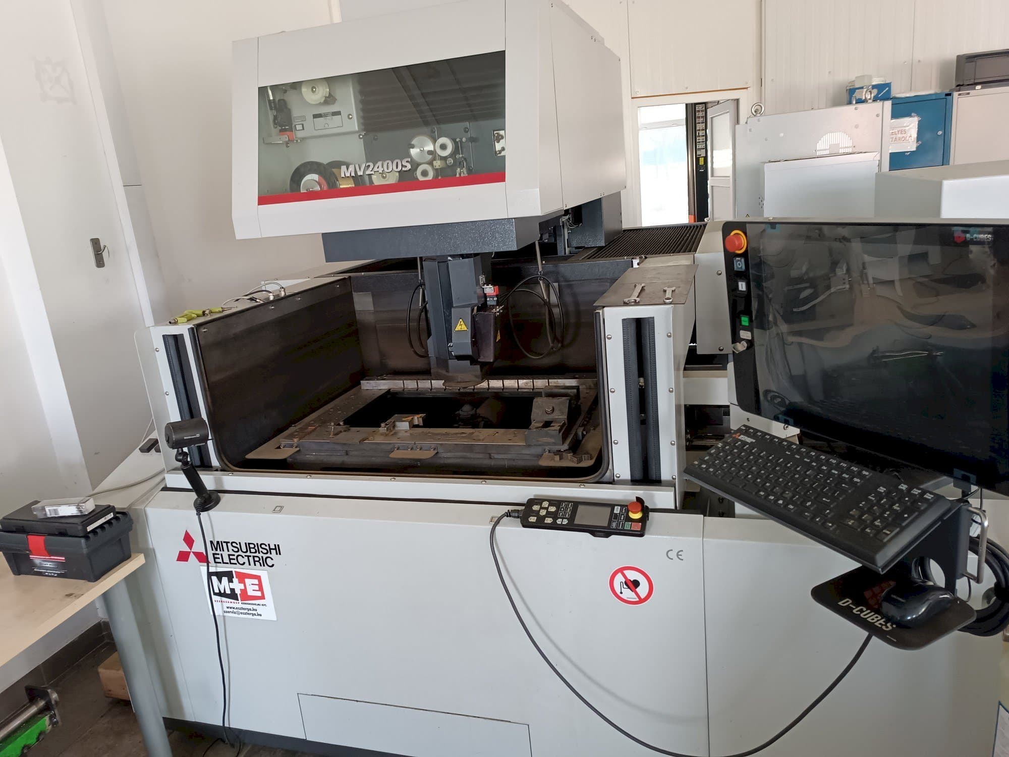 Mitsubishi MV2400S-maskinen framifrån