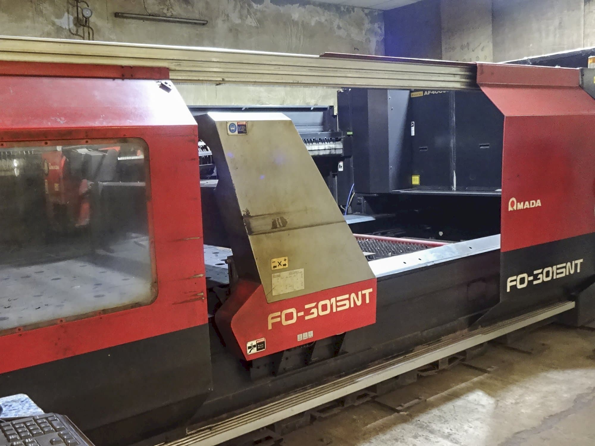 AMADA-maskinen sedd från vänsterF03015NT