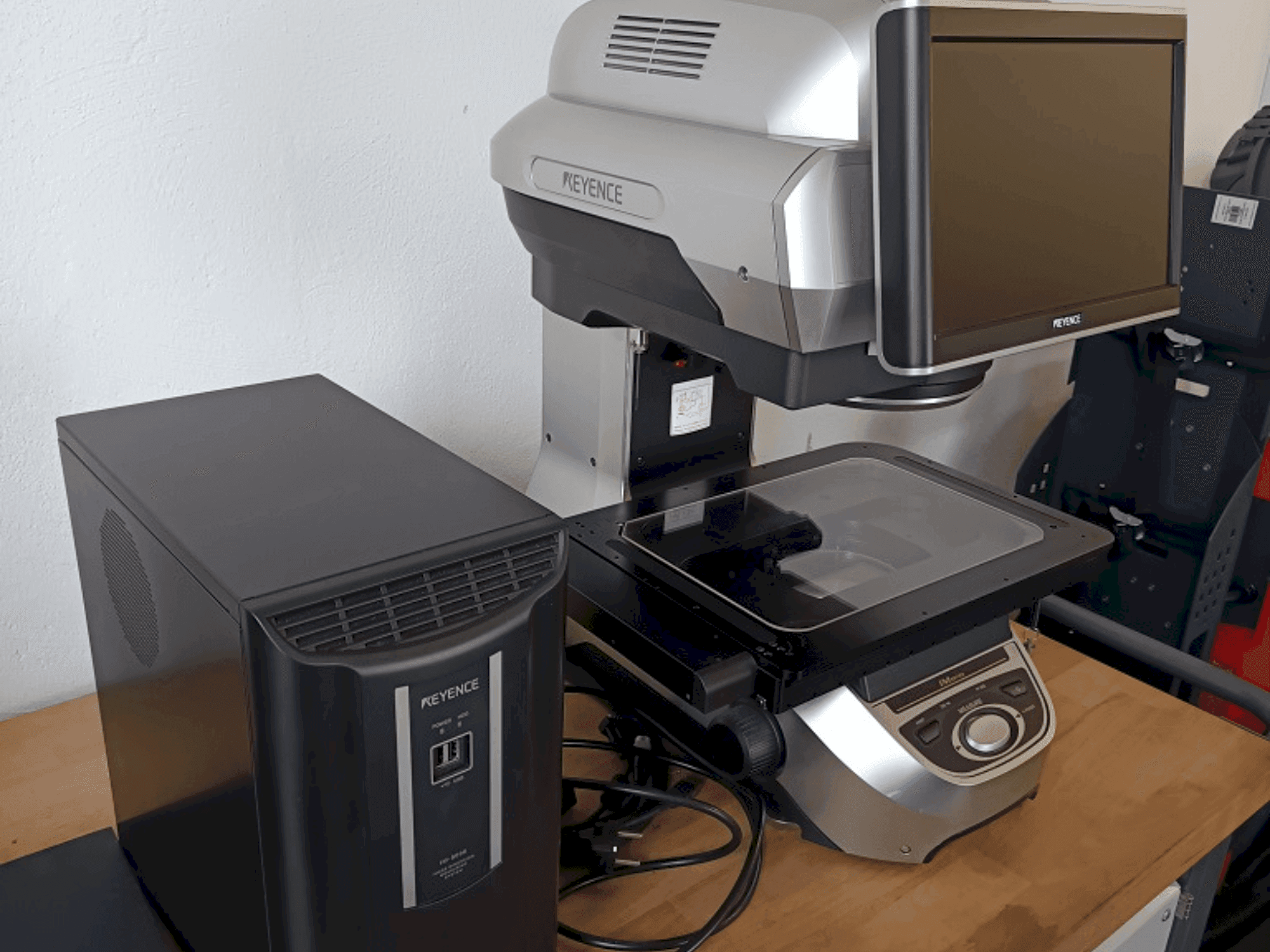 KEYENCE 8030T-maskinen framifrån