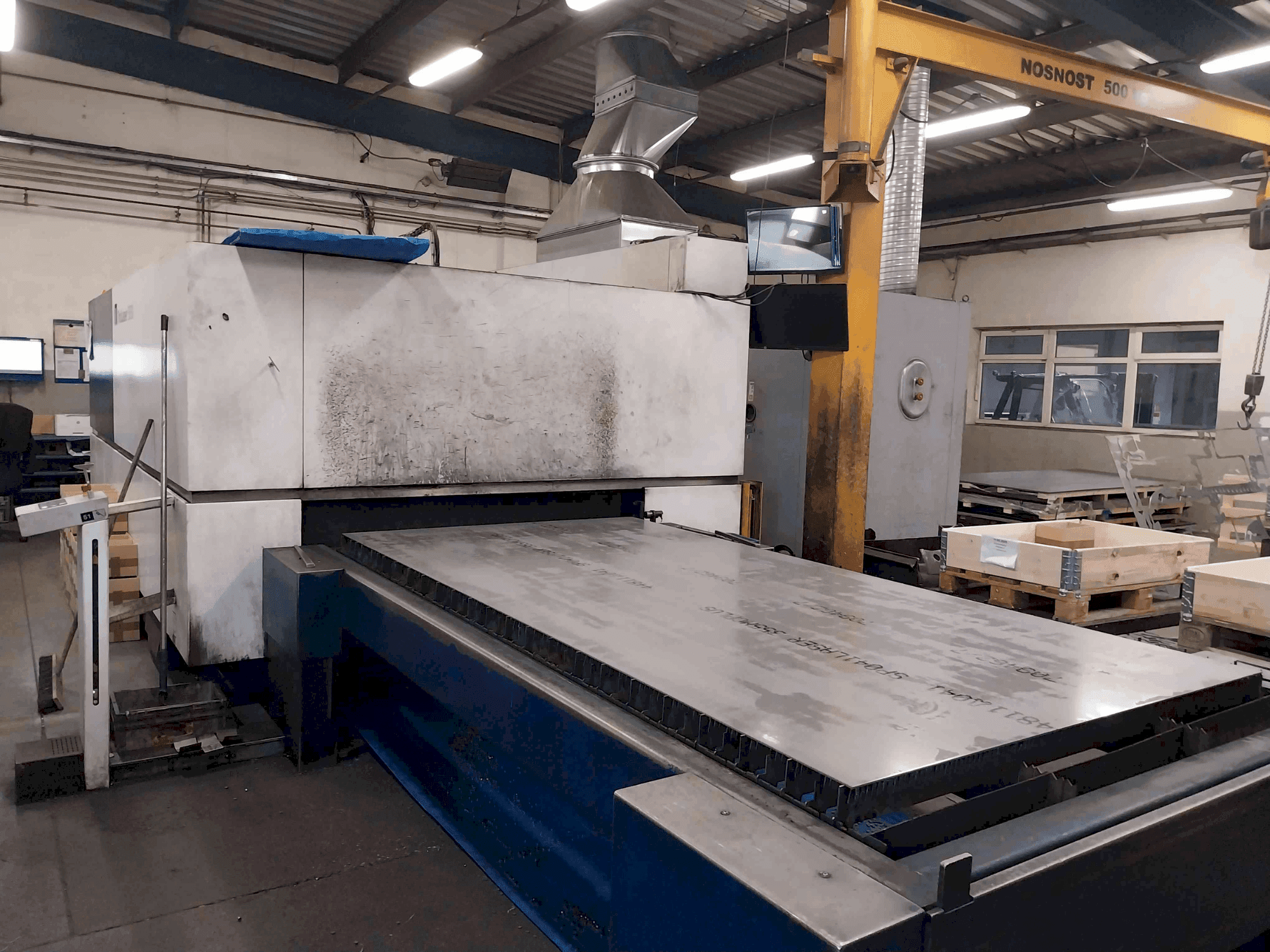 TRUMPF TruLaser 5030 (L68)-maskinen framifrån