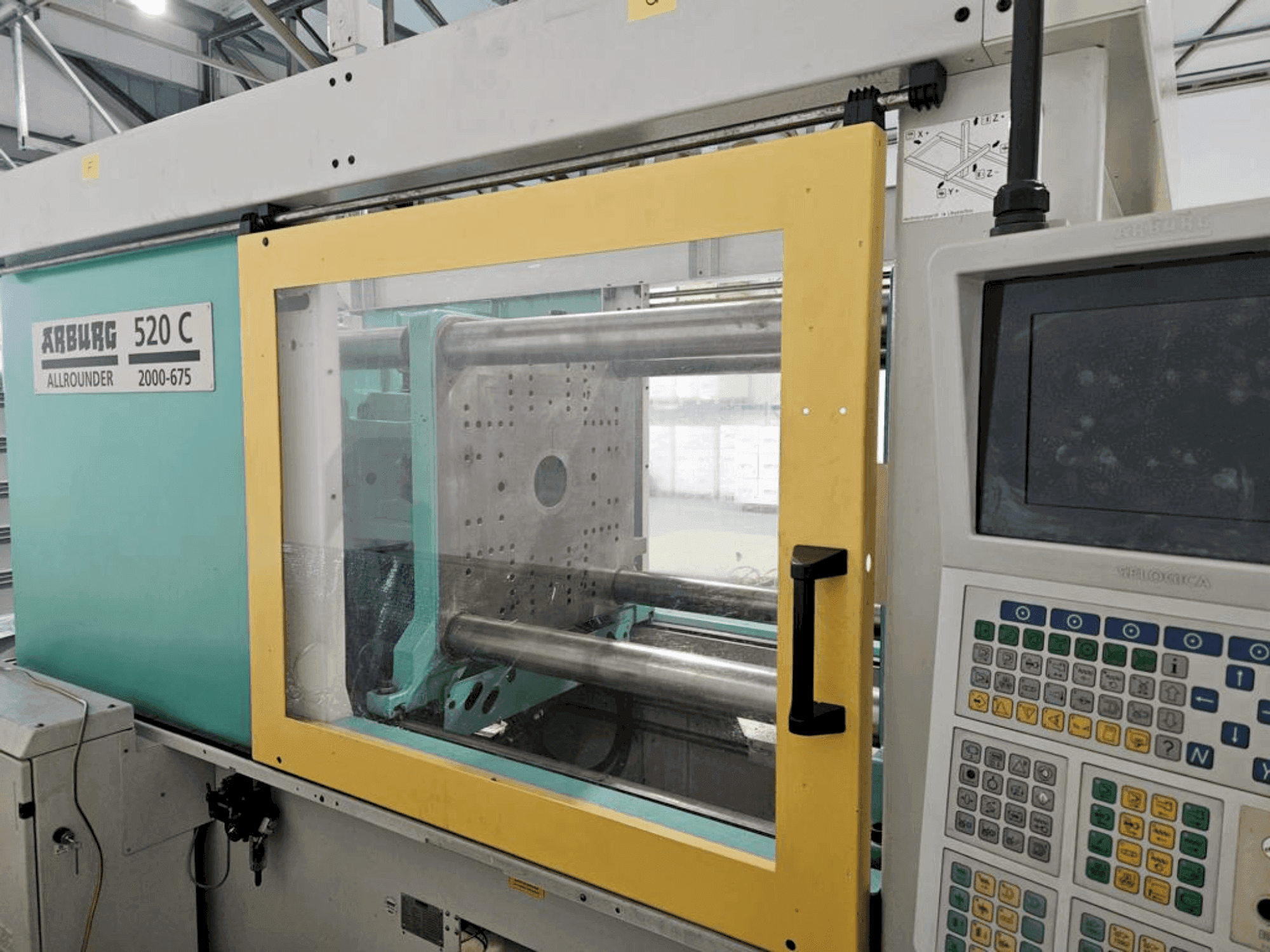 Arburg Allrounder 520 C 2000-675-maskinen framifrån