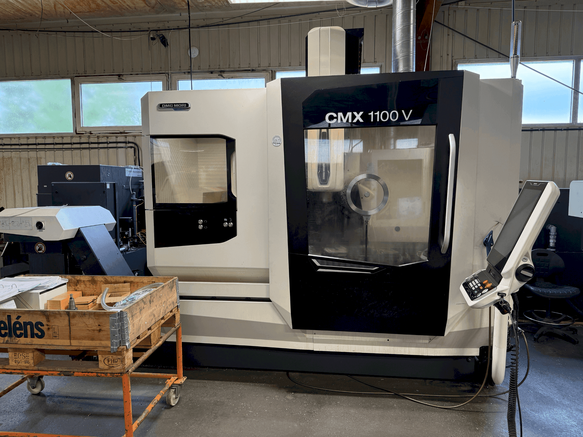 DMG MORI CMX 1100 V (2022)-maskinen framifrån