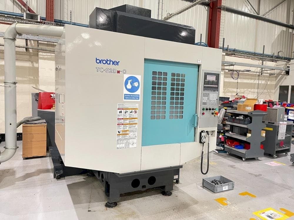 Brother TC-S2DN-0-maskinen framifrån