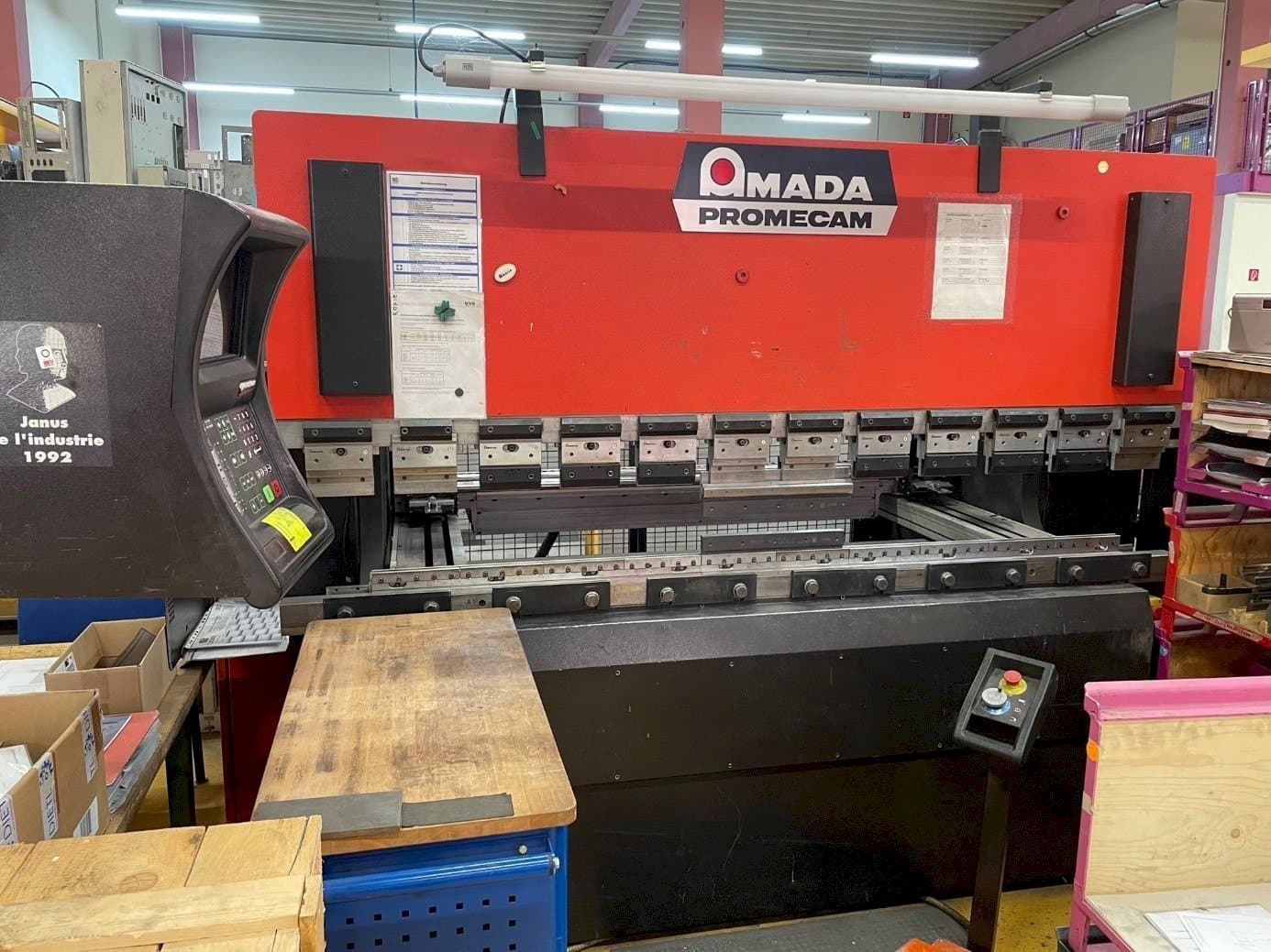 AMADA APX 80-25-maskinen framifrån