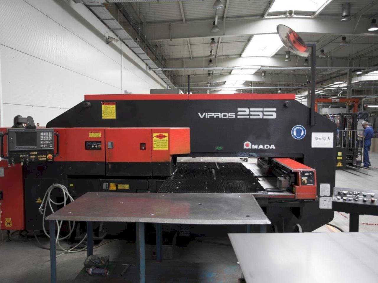AMADA Vipros 255-maskinen framifrån
