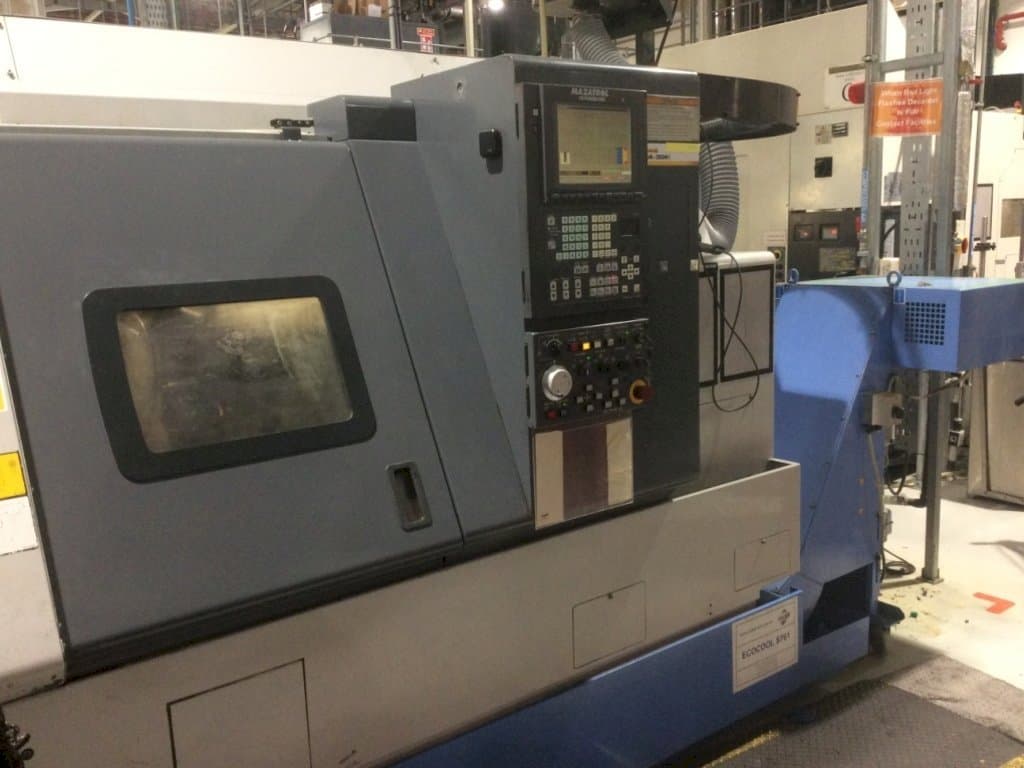 Mazak Super Quick Turn 200M-maskinen sedd från vänster sida