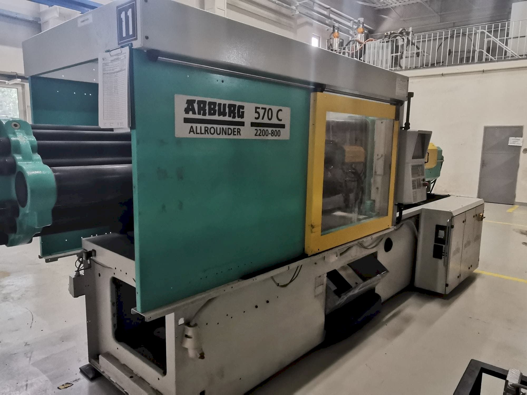 Arburg 570C 2200 - 800-maskinen framifrån
