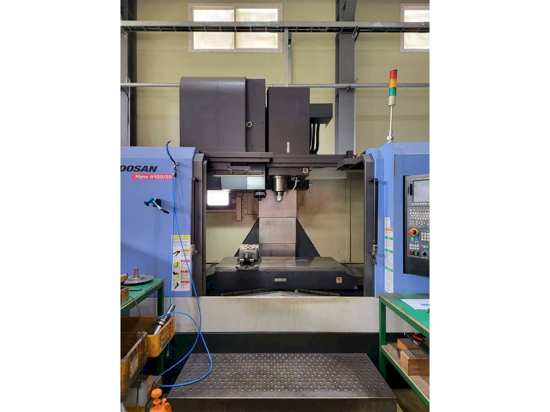 Doosan MYNX 6500/50-maskinen framifrån