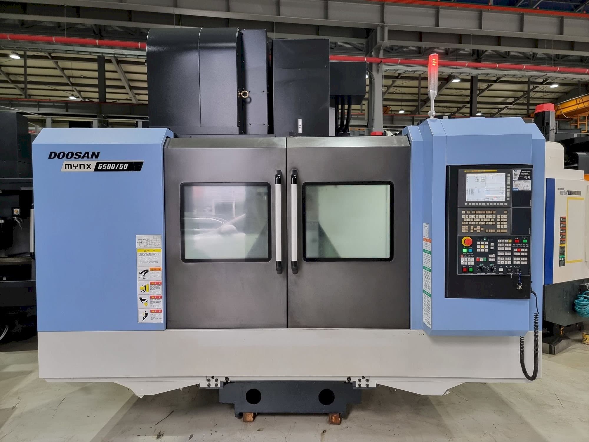 Doosan MYNX 6500/50-maskinen framifrån