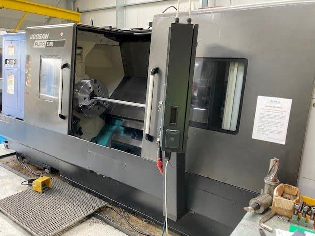 Doosan Puma 5100LB-maskinen framifrån