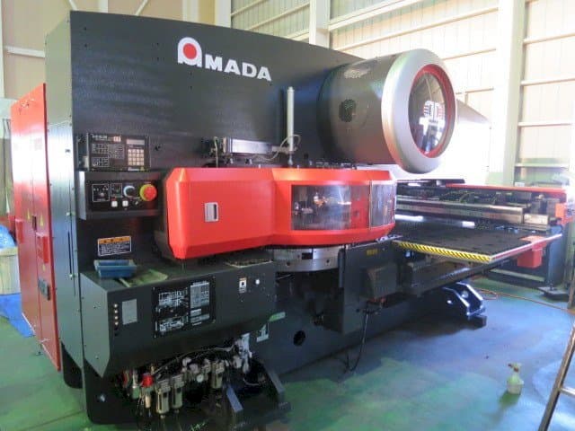 AMADA EMK 345NT-maskinen framifrån