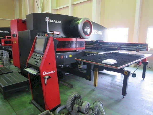 AMADA EM 2510NT-maskinen framifrån