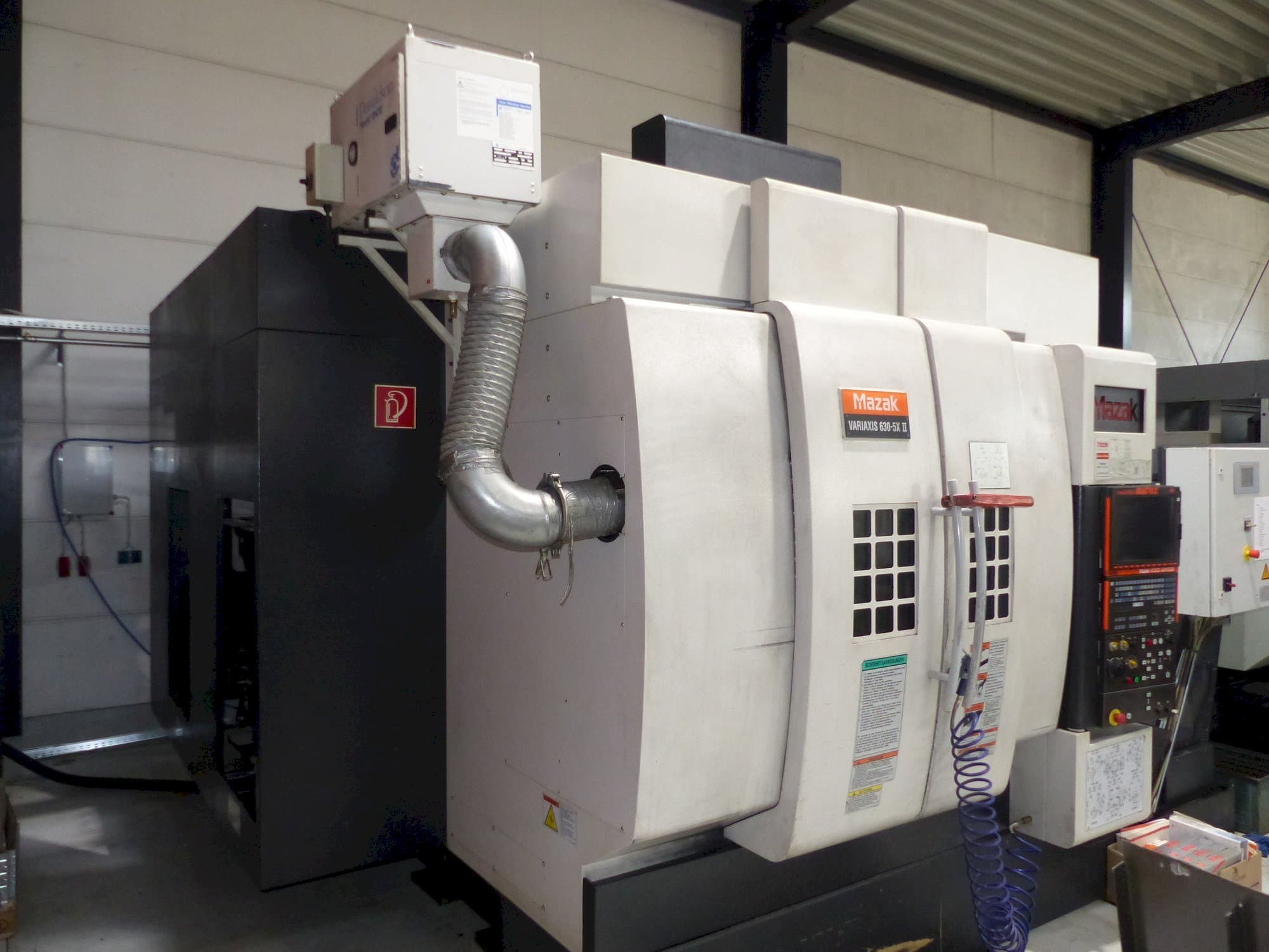 Mazak Variaxis 630-5x II-maskinen sedd från vänster sida