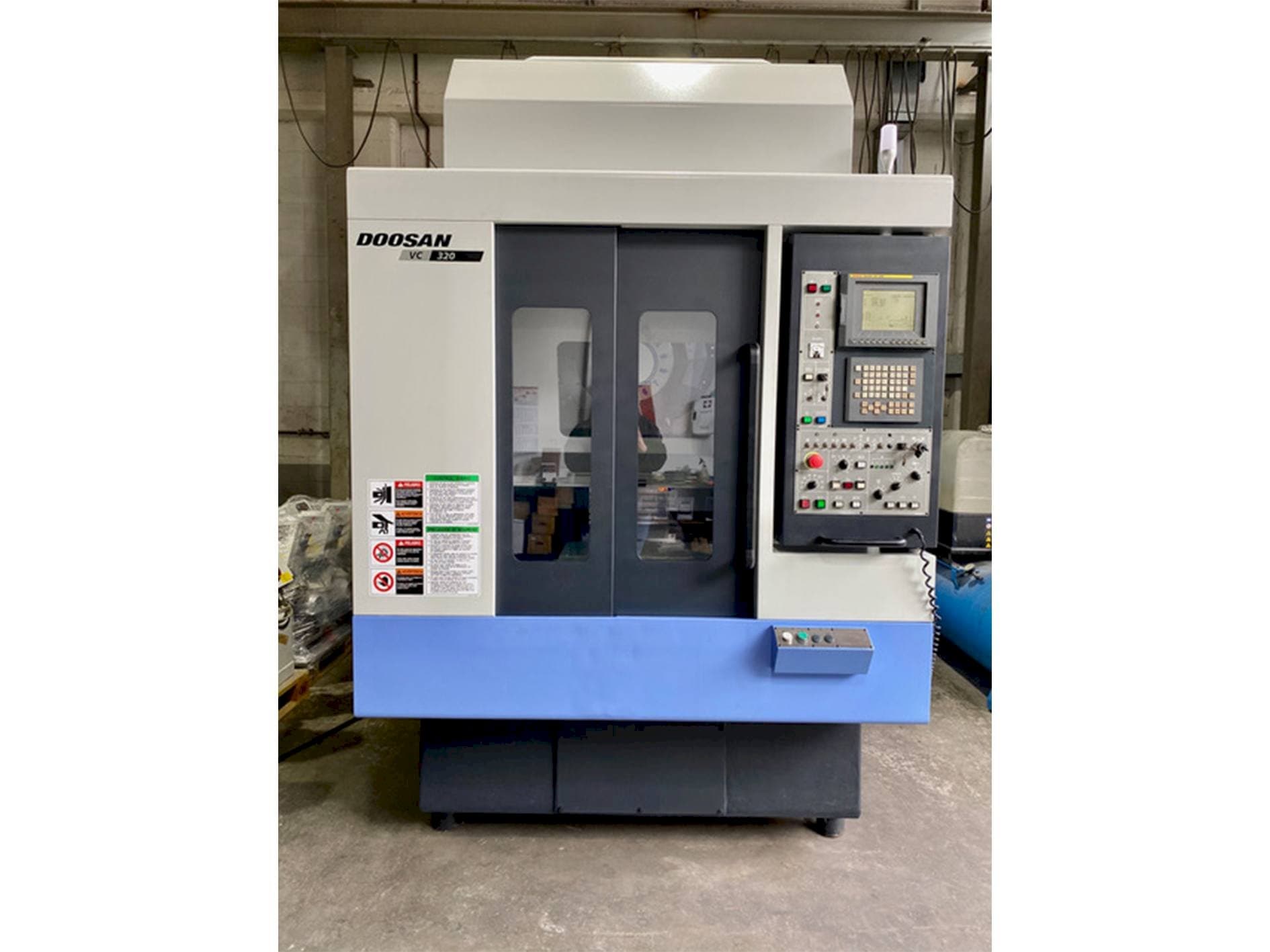 Doosan VC 320-maskinen framifrån