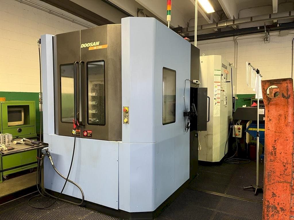 Doosan HP5100-maskinen sedd från vänster sida