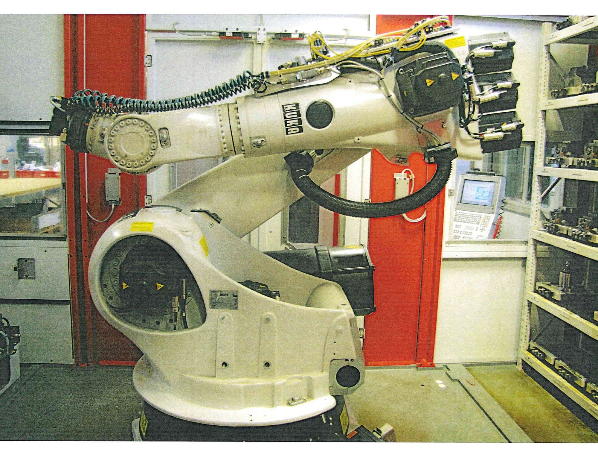 KUKA KR 150-2 2000-maskinen sedd från vänster sida