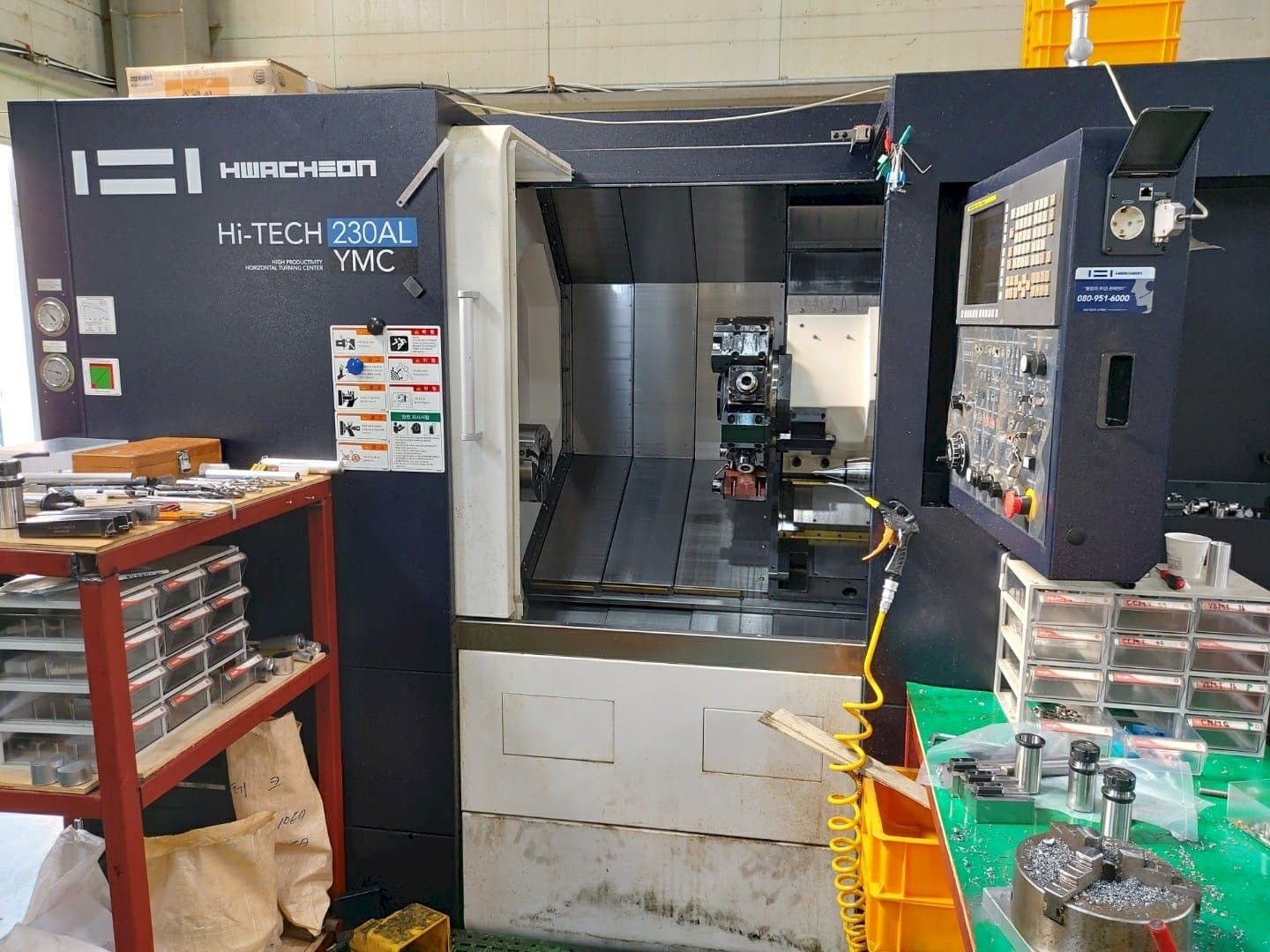 HWACHEON Hi-TECH 230AL YMC-maskinen framifrån