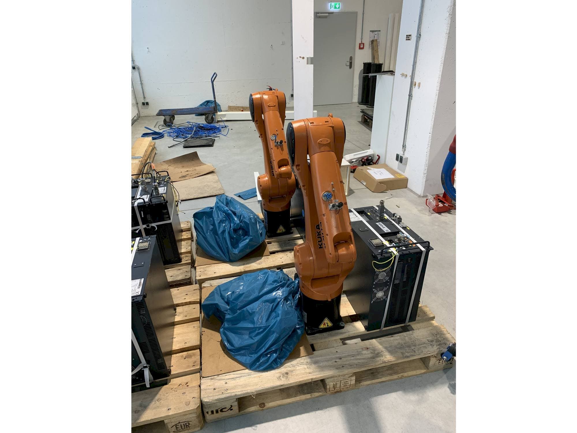 KUKA KR10 R1100 with KR C4 COMPACT Controller-maskinen framifrån