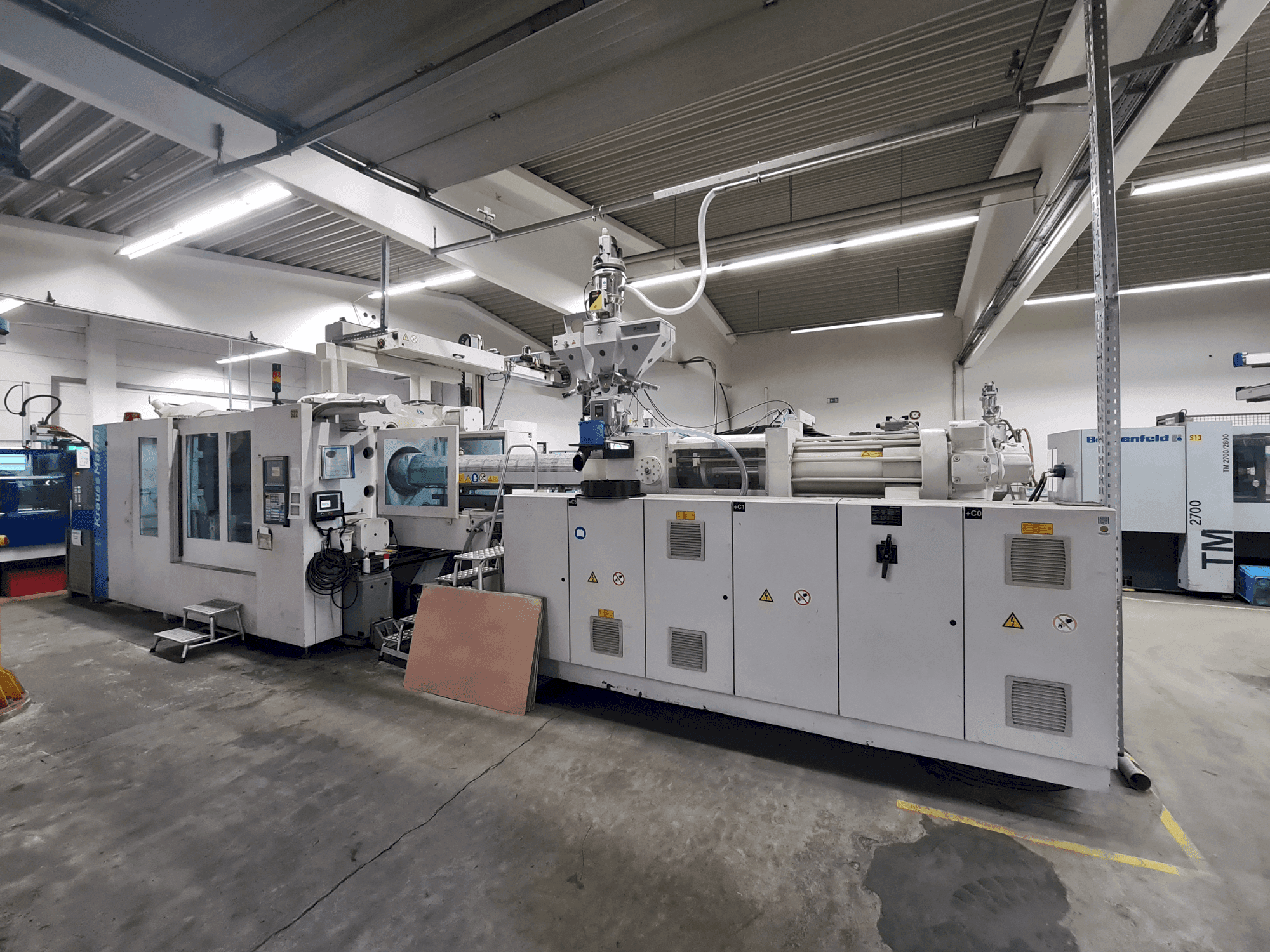 Krauss Maffei 800-6100 MX-maskinen framifrån