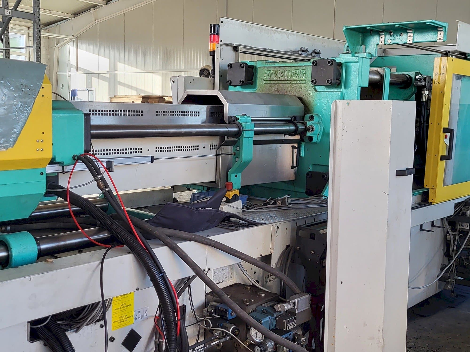 Arburg Allrounder Centex 570C2200-1300-maskinen sedd från vänster