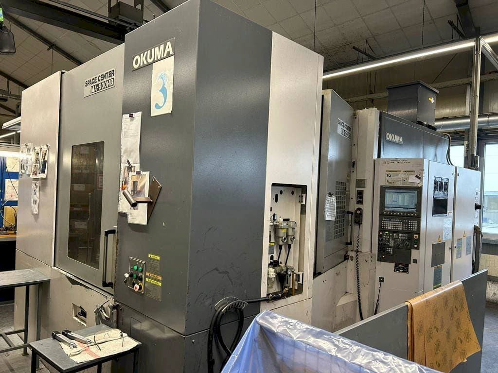 Okuma MA 500HB-maskinen sedd från vänster