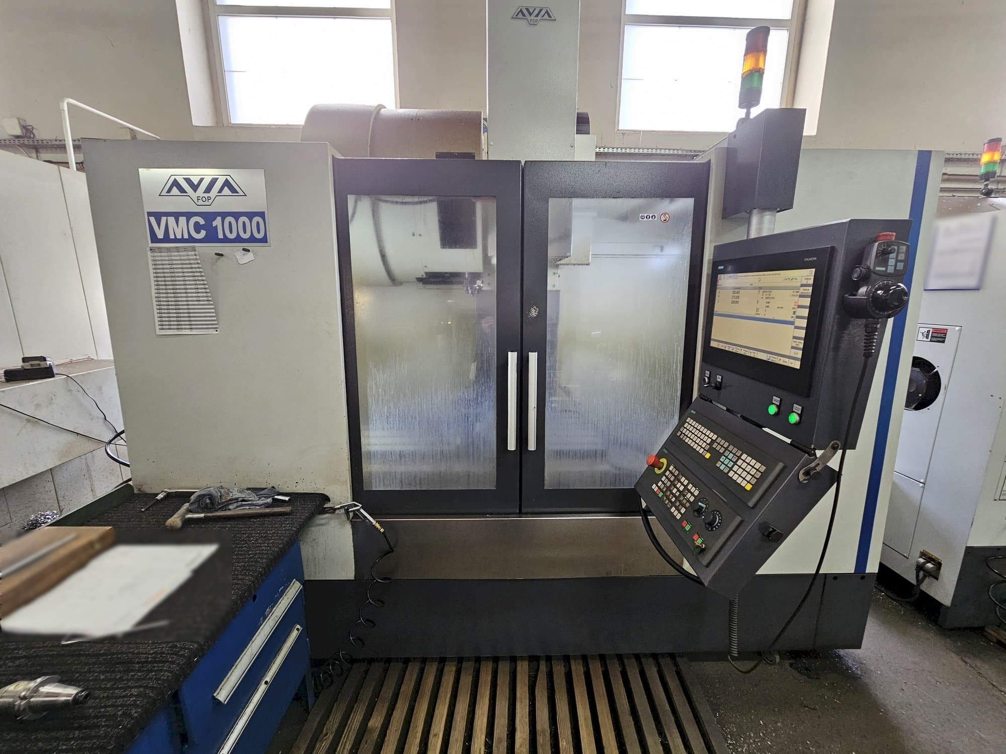 Avia									 VMC 1000-maskinen framifrån