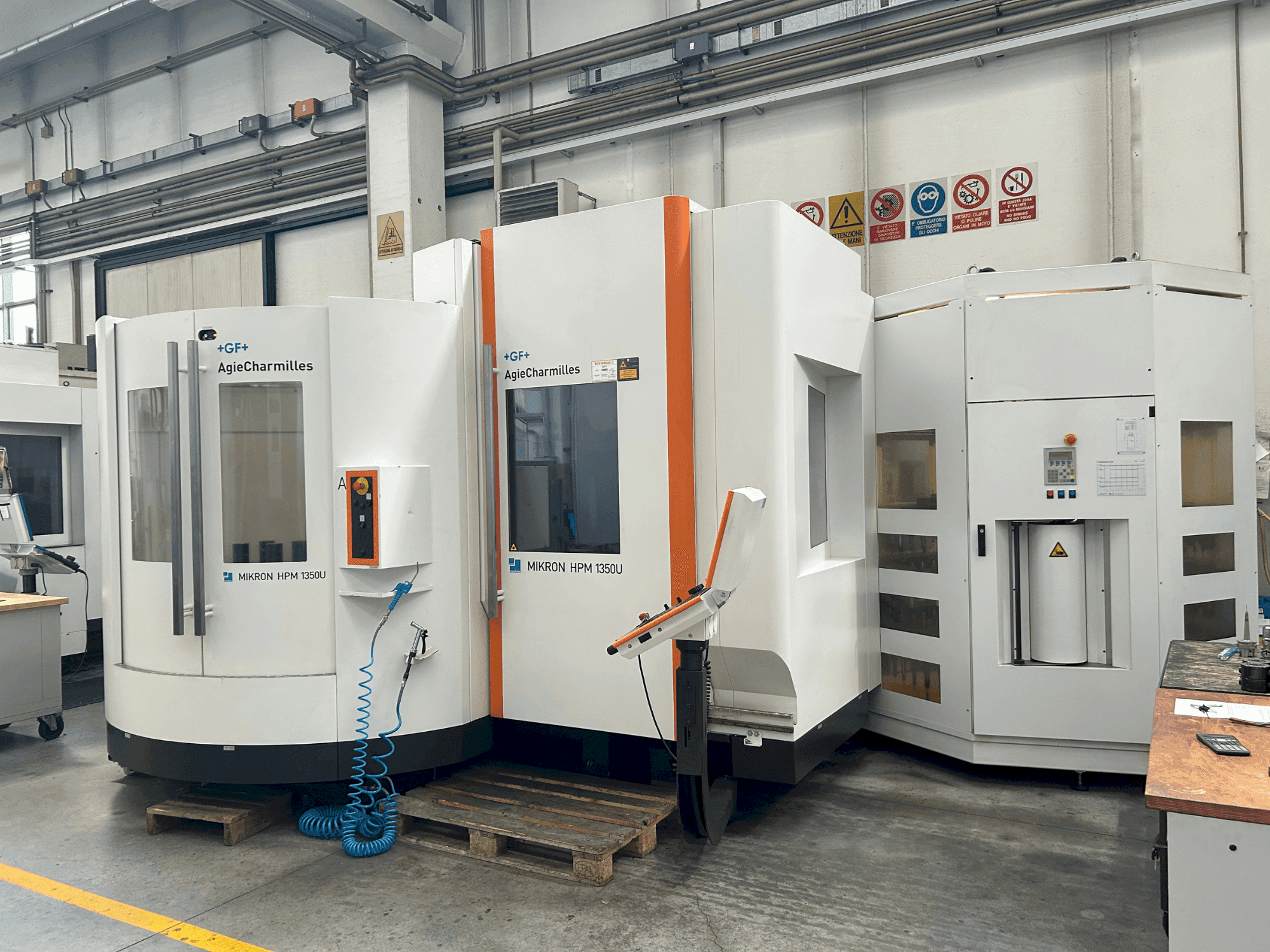 AgieCharmilles MIKRON HPM 1350U-maskinen framifrån