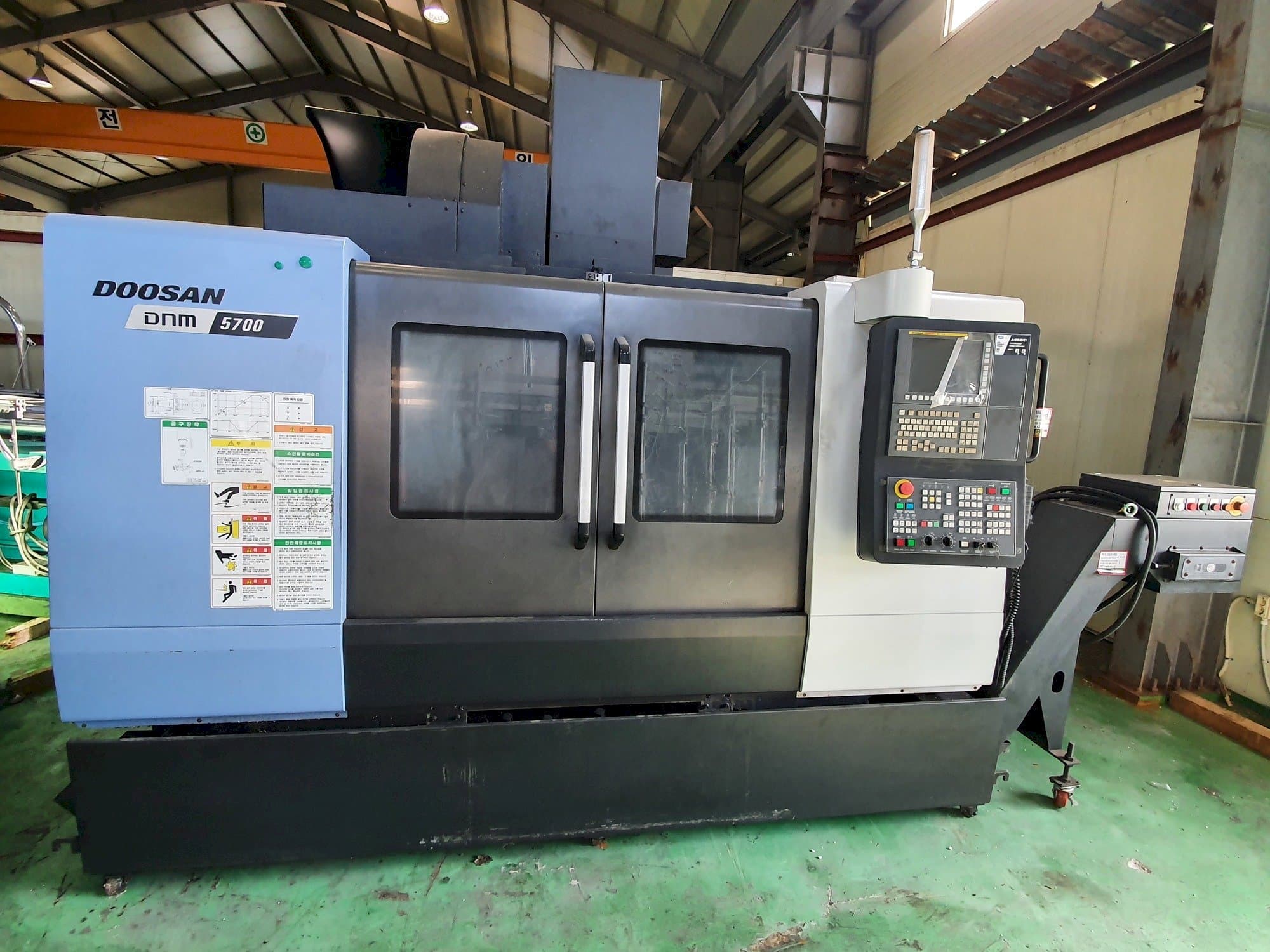 Doosan DNM5700-maskinen framifrån