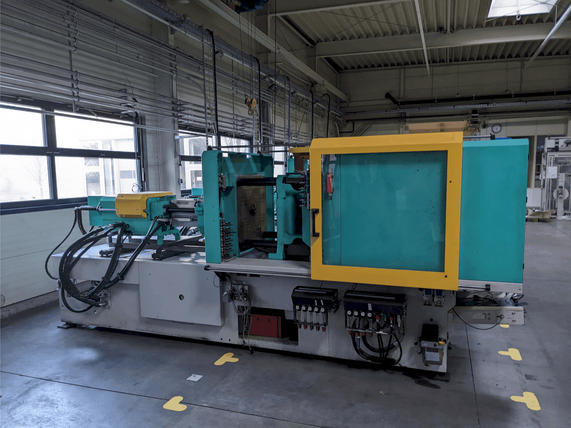 Arburg 520 H 1500 - 400-maskinen framifrån