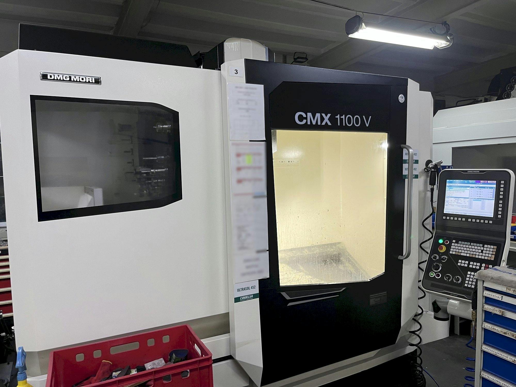 DMG MORI CMX 1100 V-maskinen sedd från vänster sida