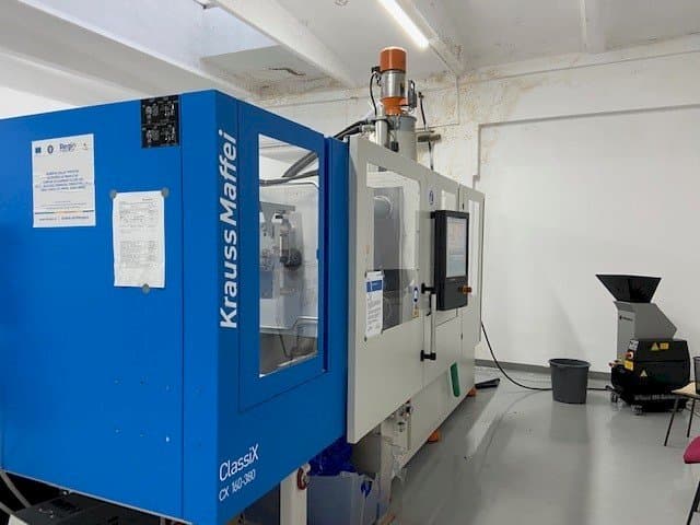 Krauss Maffei ClassiX CX 160-380-maskinen sedd från vänster sida