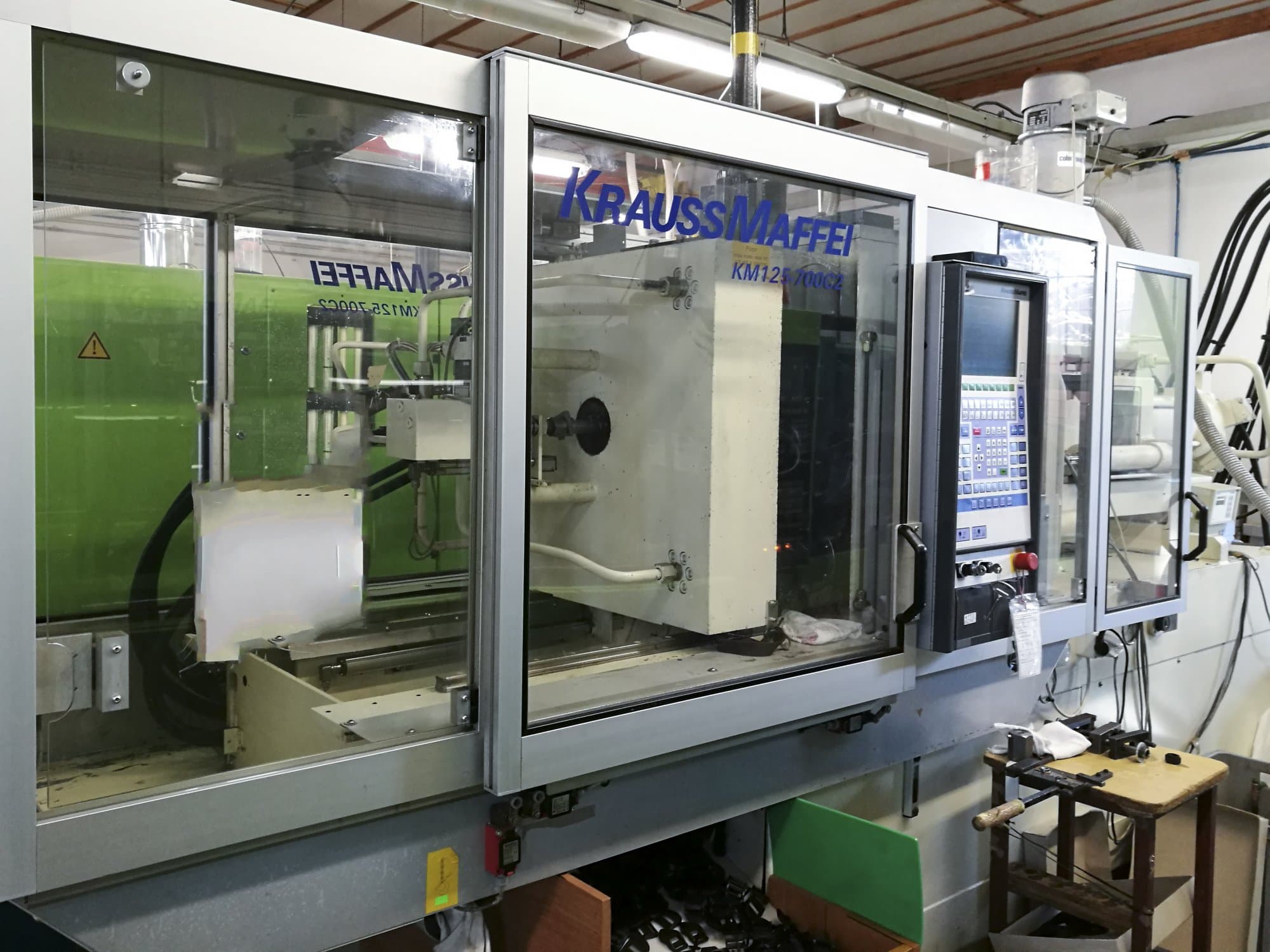 Krauss Maffei-maskinen sedd från vänster125-700 C2