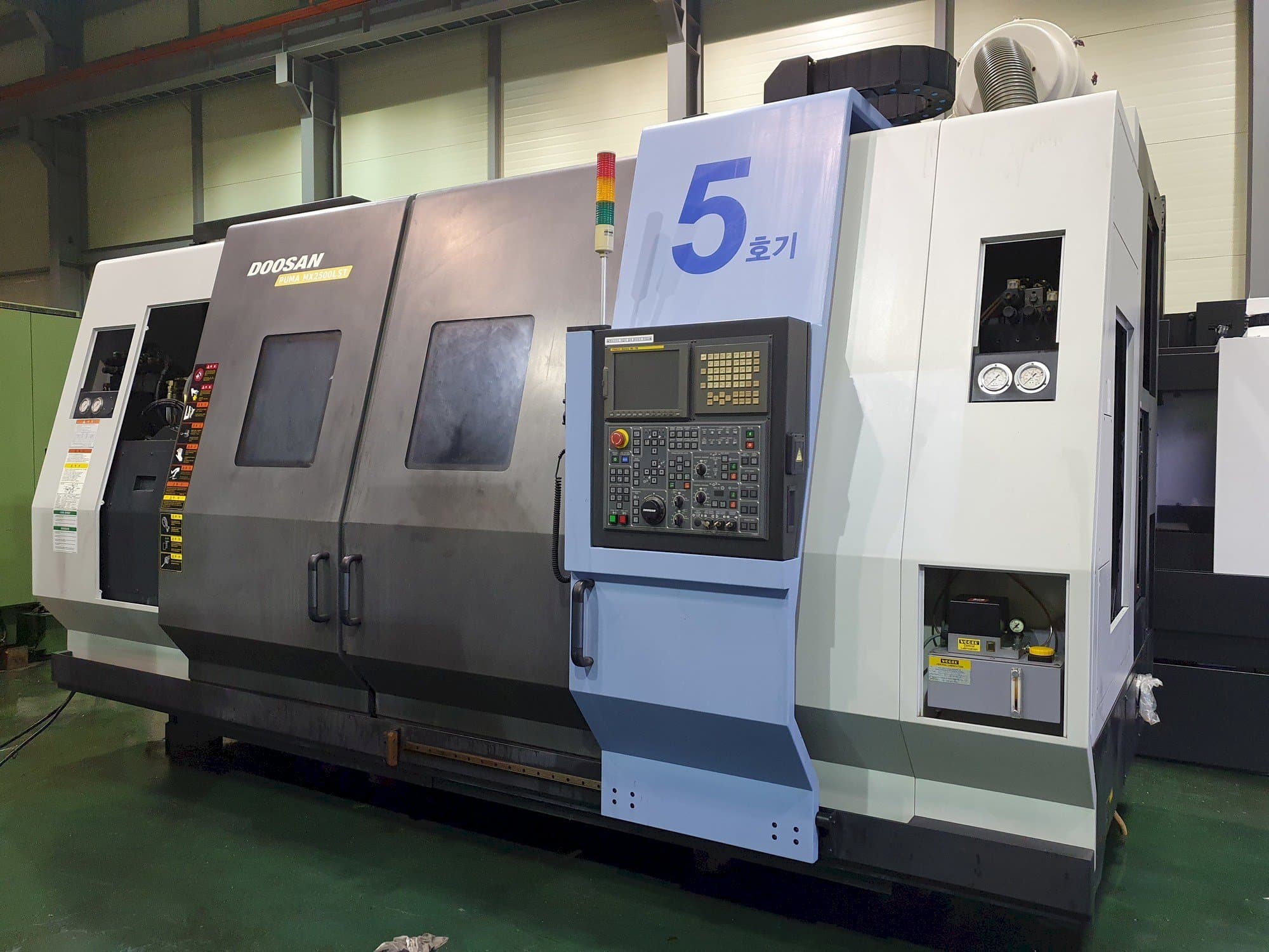 Doosan Puma MX2500LST-maskinen framifrån
