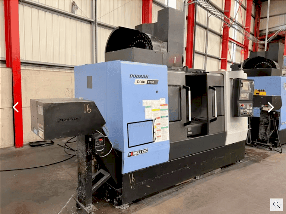 Doosan DNM 6700-maskinen framifrån