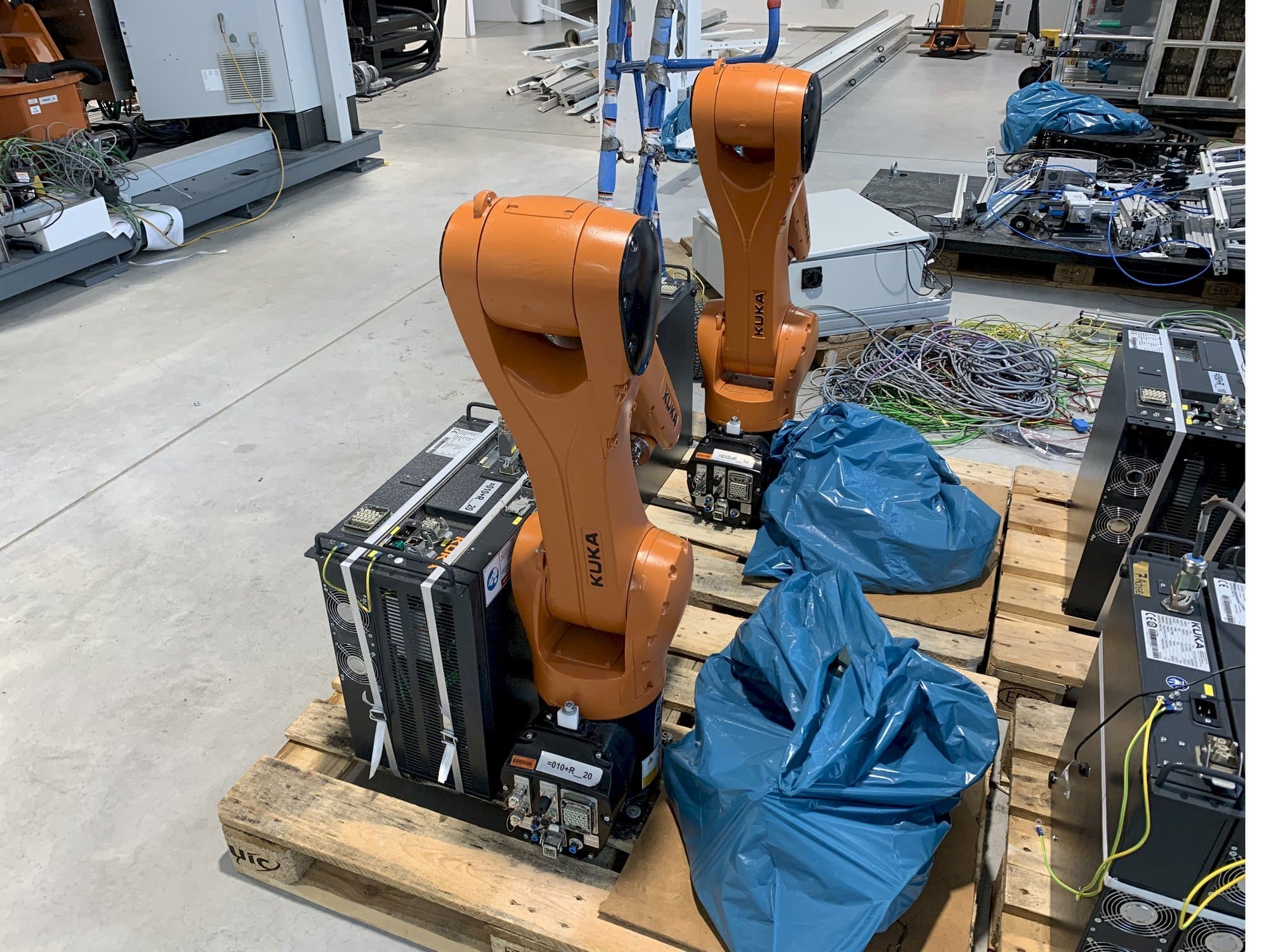 KUKA KR10 R1100 with KR C4 COMPACT Controller-maskinen framifrån