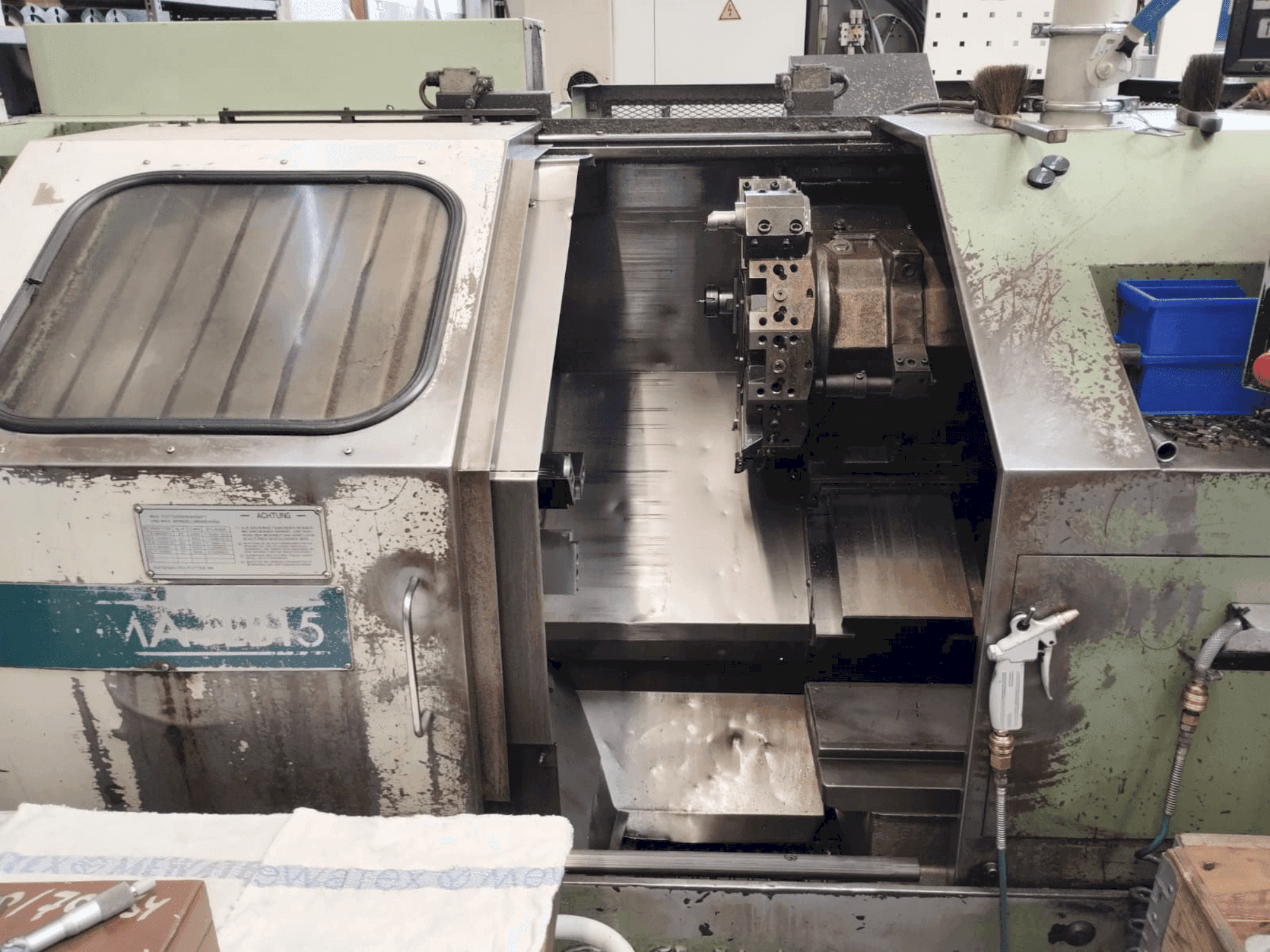Okuma LB15-maskinen framifrån