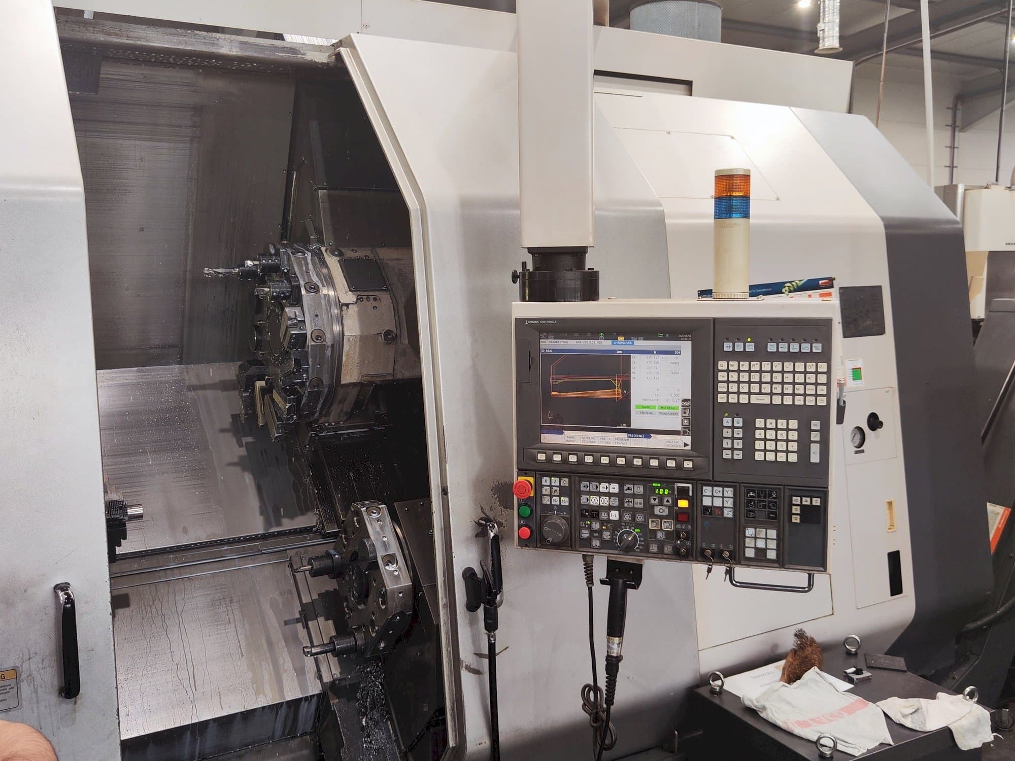 Okuma LU 300 MY-maskinen framifrån