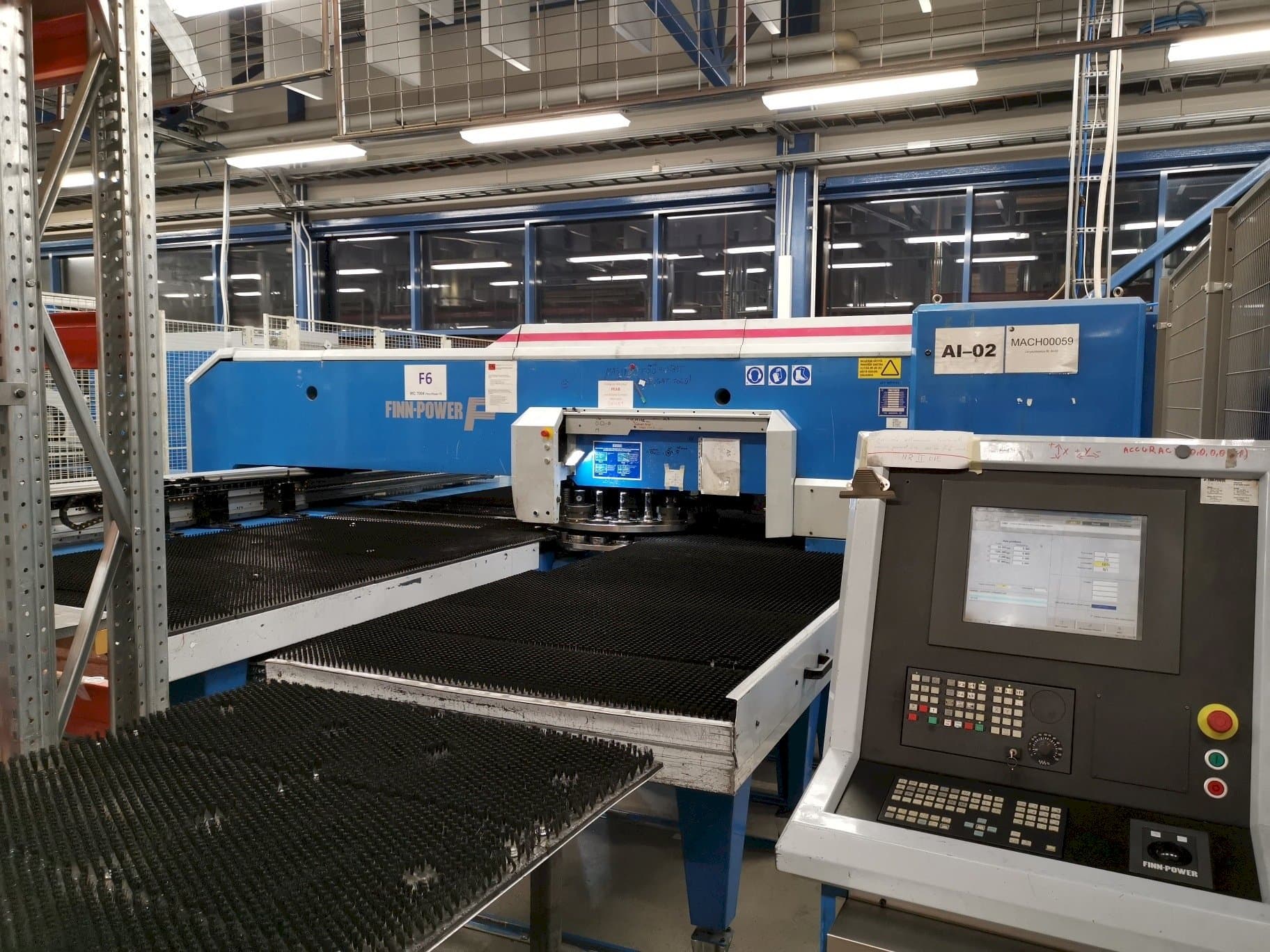 Finn-Power F6SU-maskinen framifrån