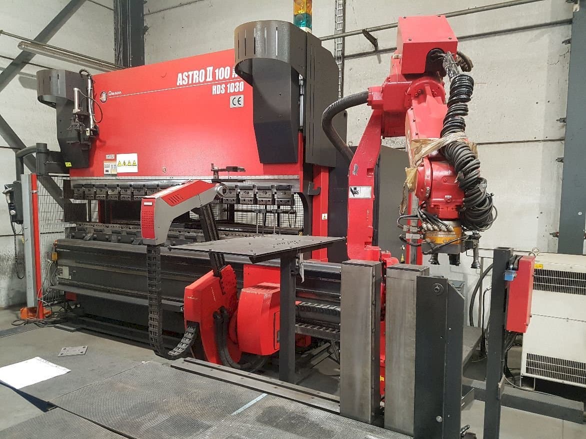 AMADA Astro II 100NT HDS 1030-maskinen framifrån