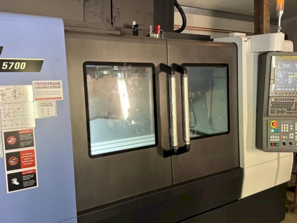 DOOSAN DNM 5700-maskinen framifrån