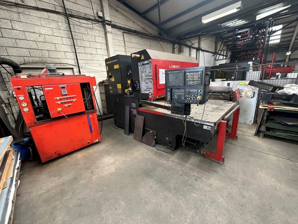 AMADA Lasmac LC1212A3-maskinen framifrån