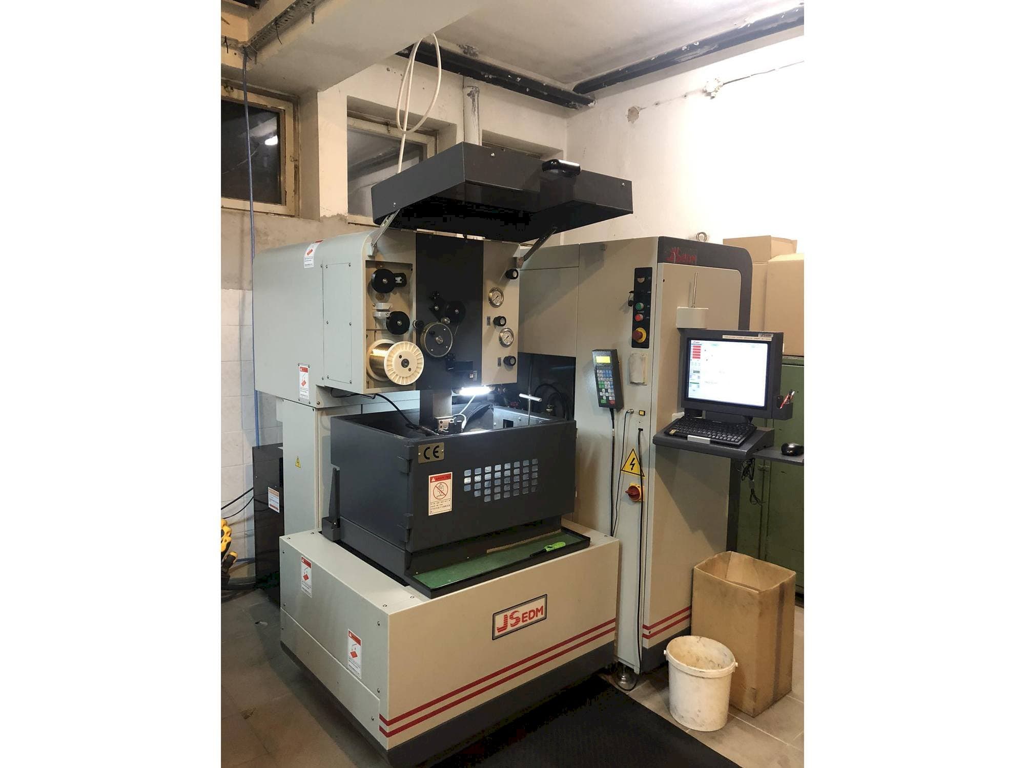 JS EDM Wi-200s-maskinen framifrån