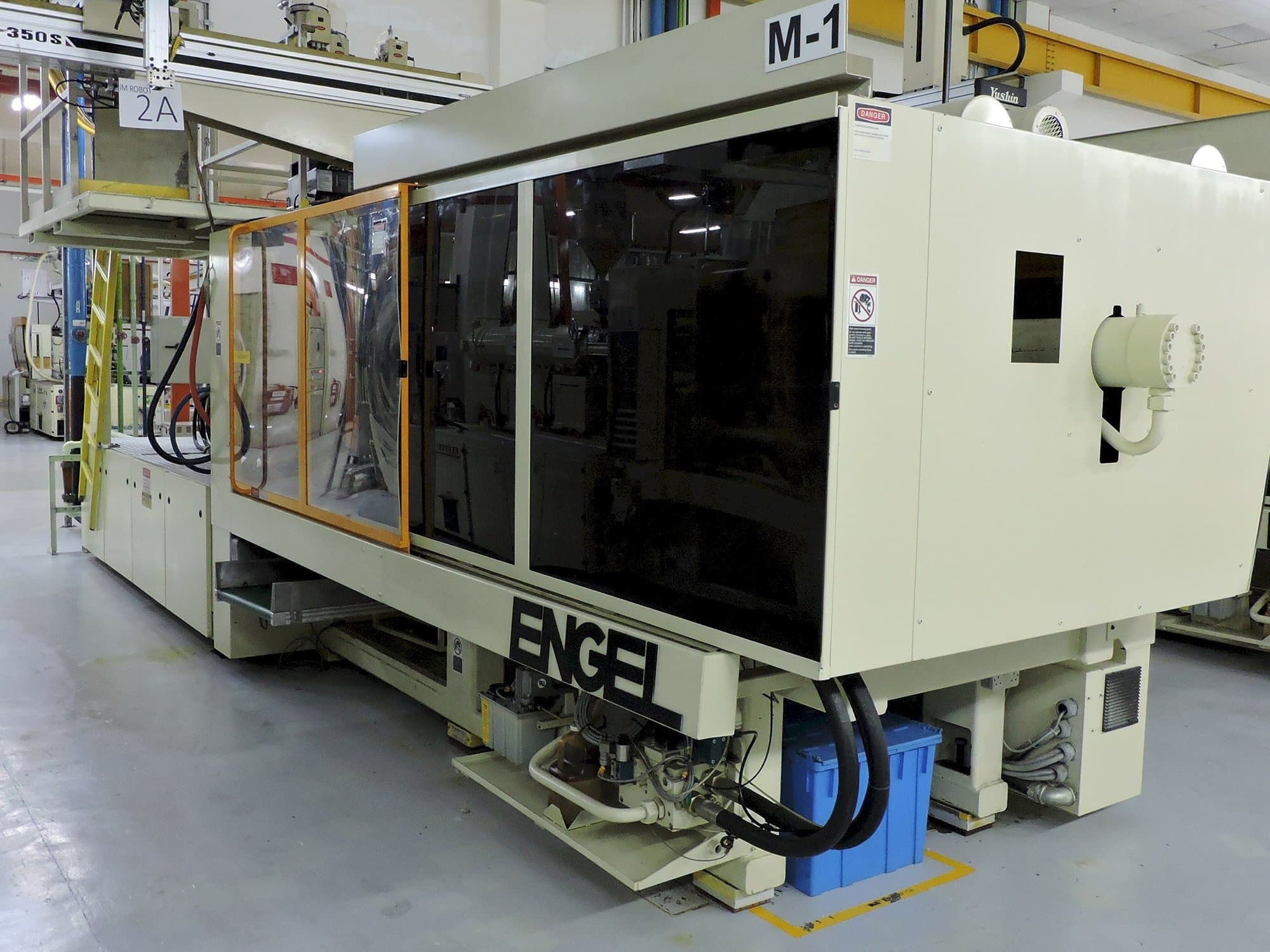 ENGEL-maskinen sedd från högerES 1300 /450